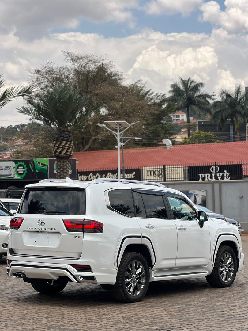 Toyota Land Cruiser ZX 2023